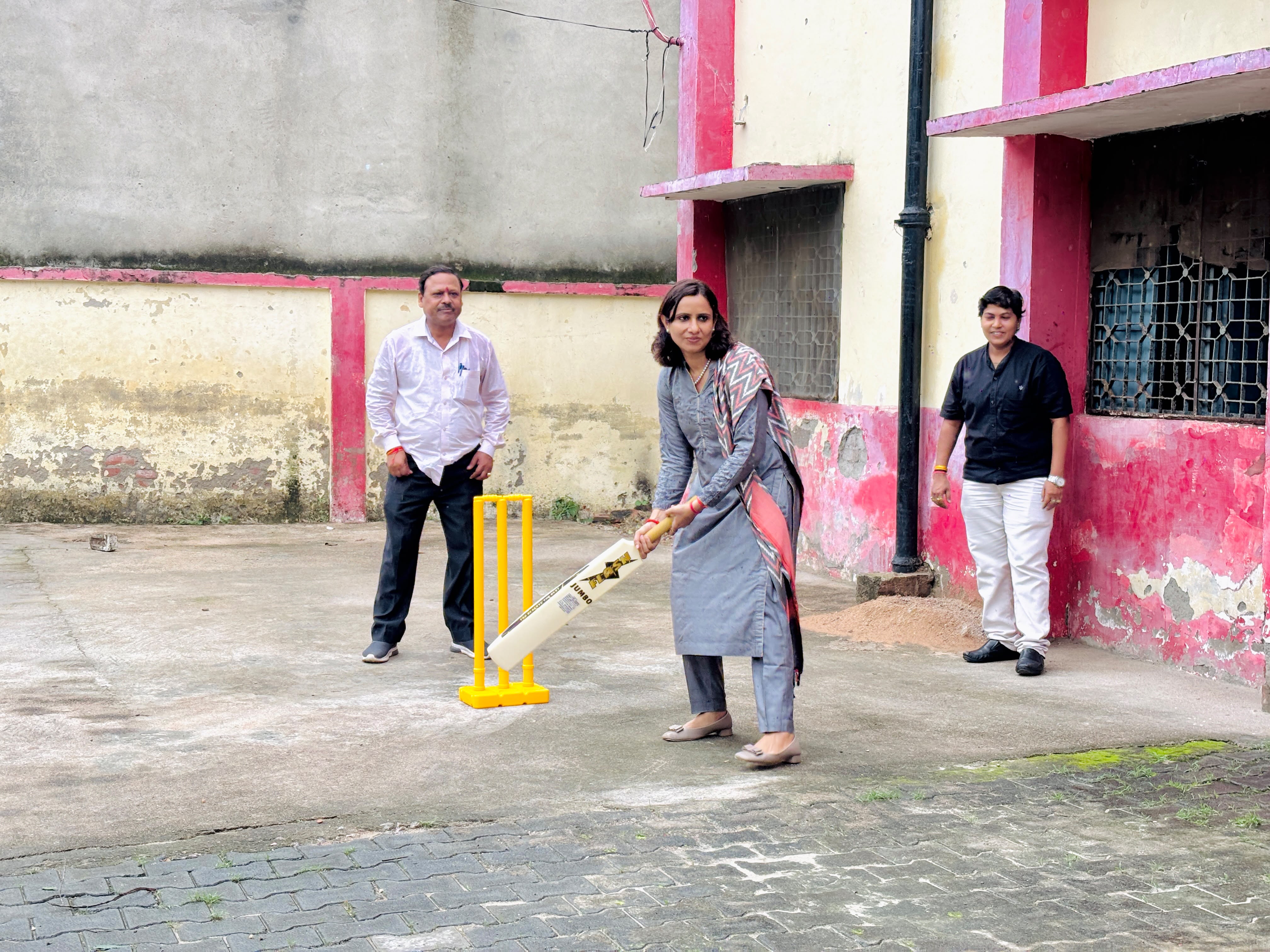 फर्रुखाबाद:संकेत राजकीय विद्यालय में डीएम का औचक निरीक्षण, बच्चों के साथ खेला क्रिकेट