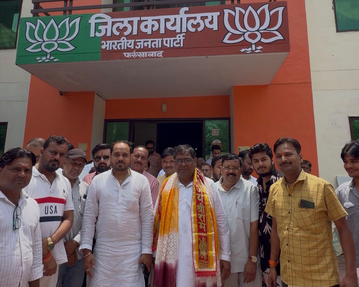 फर्रुखाबाद:भाजपा जिलाध्यक्ष फतेह चंद वर्मा का जन्मदिन कार्यकर्ताओं ने धूमधाम से मनाया, 2027 चुनाव को लेकर दिया जीत का मंत्र