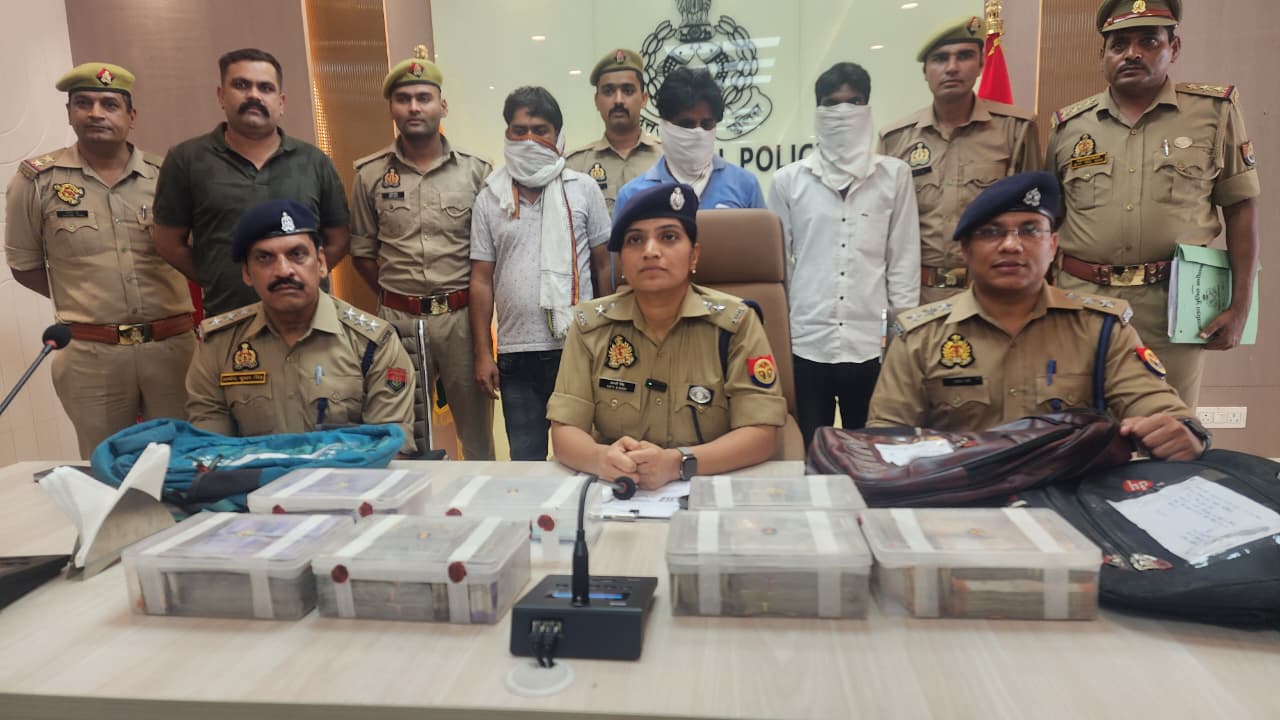 फर्रुखाबाद:लूट की वारदात का पुलिस ने किया खुलासा, 24 लाख रुपये समेत तीन आरोपी गिरफ्तार