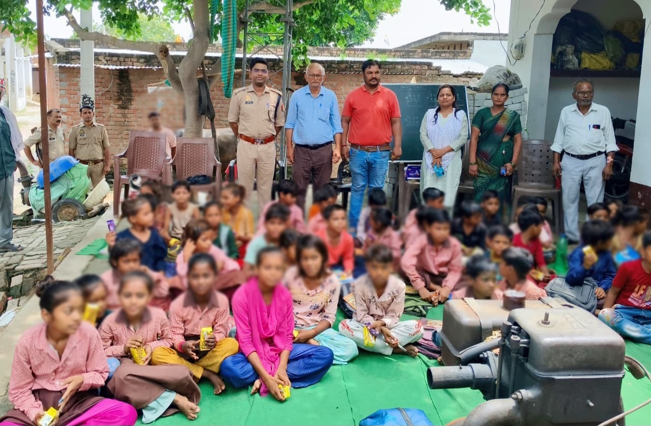 फर्रुखाबाद:बाढ़ प्रभावित विद्यालय पहुंचकर सीओ सिटी ने बच्चों का बढ़ाया उत्साह