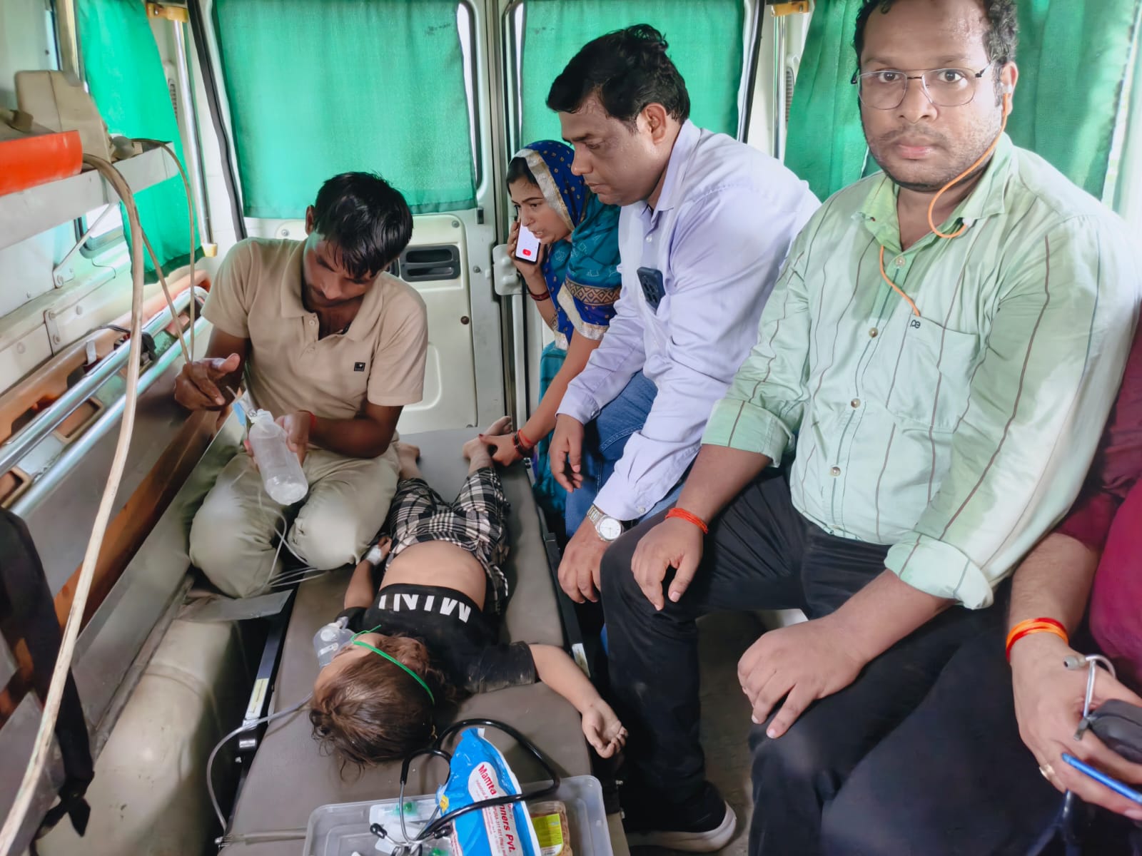 फर्रुखाबाद:बोरवेल में गिरी बच्ची का तत्काल रेस्क्यू, जिला अस्पताल में सुरक्षित उपचार