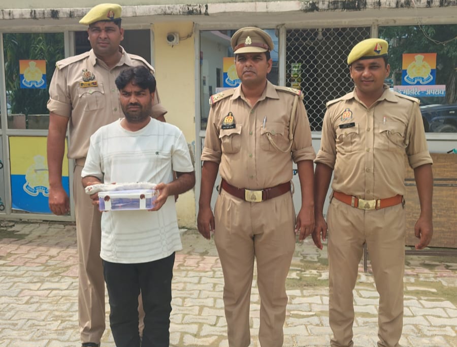फर्रुखाबाद:लूटकांड में वांछित आरोपी गिरफ्तार, 1.03 लाख रुपये और तमंचा बरामद