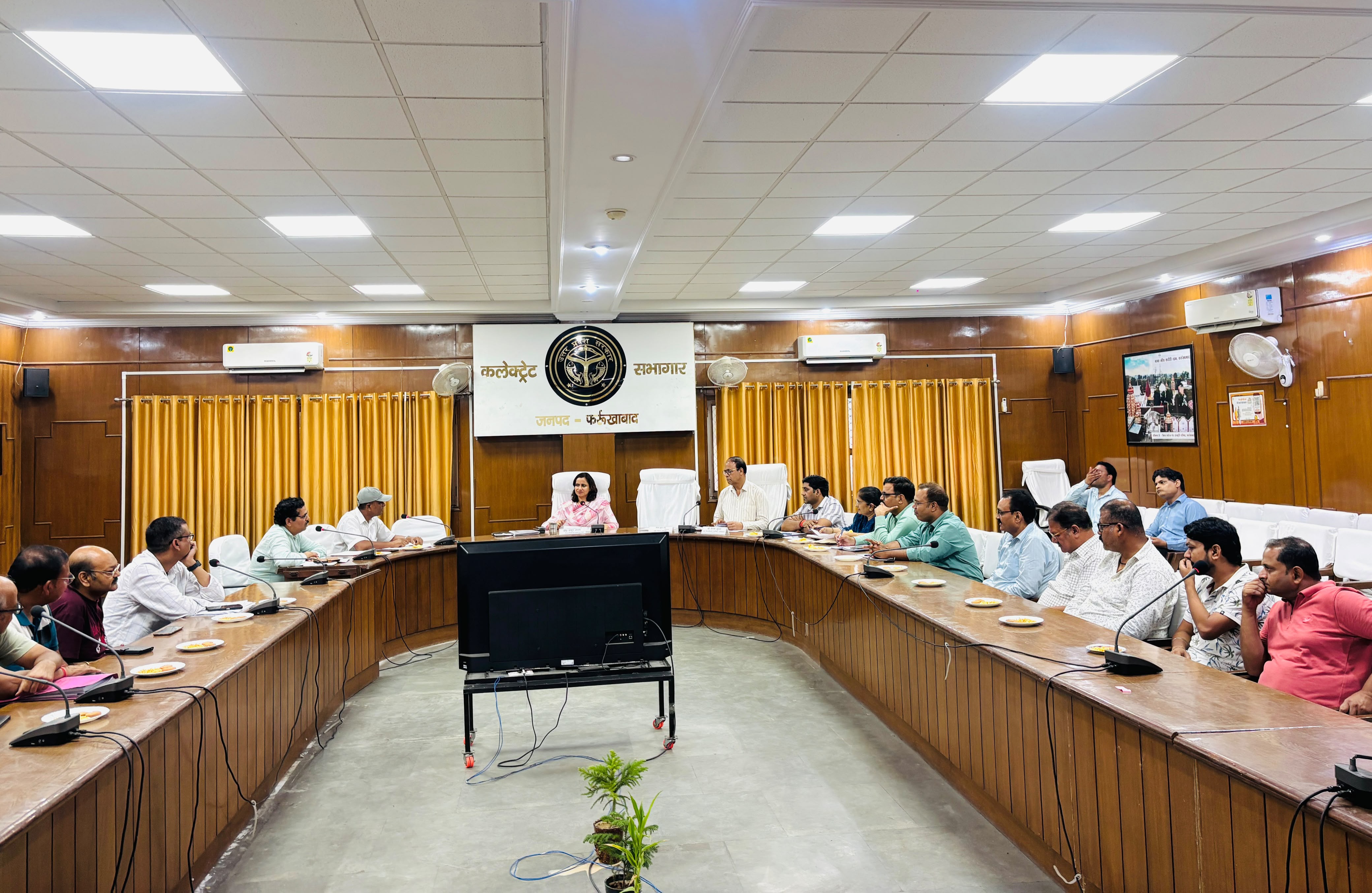 फर्रुखाबाद में चीनी के बढ़ते दामों को लेकर डीएम ने की समीक्षा, पर्याप्त स्टॉक का दावा