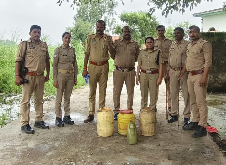 फर्रुखाबाद में अवैध कच्ची शराब के खिलाफ आबकारी विभाग की कार्रवाई, 5 लीटर शराब व 60 किलो लहन बरामद