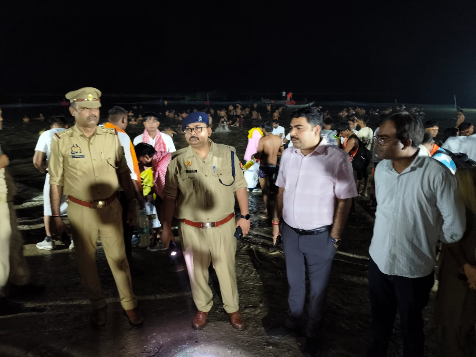 फर्रुखाबाद:श्रावण मास के चतुर्थ सोमवार को लेकर श्रृंगीरामपुर में सुरक्षा एवं यातायात व्यवस्था का जायजा