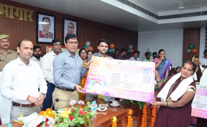 लखीमपुर खीरी : रसोइयों को योगी सरकार की चार सौगाते,डीएम बोले बच्चों की थाली भरने के साथ रसोइयां तैयार कर रहीं विकसित भारत की नींव