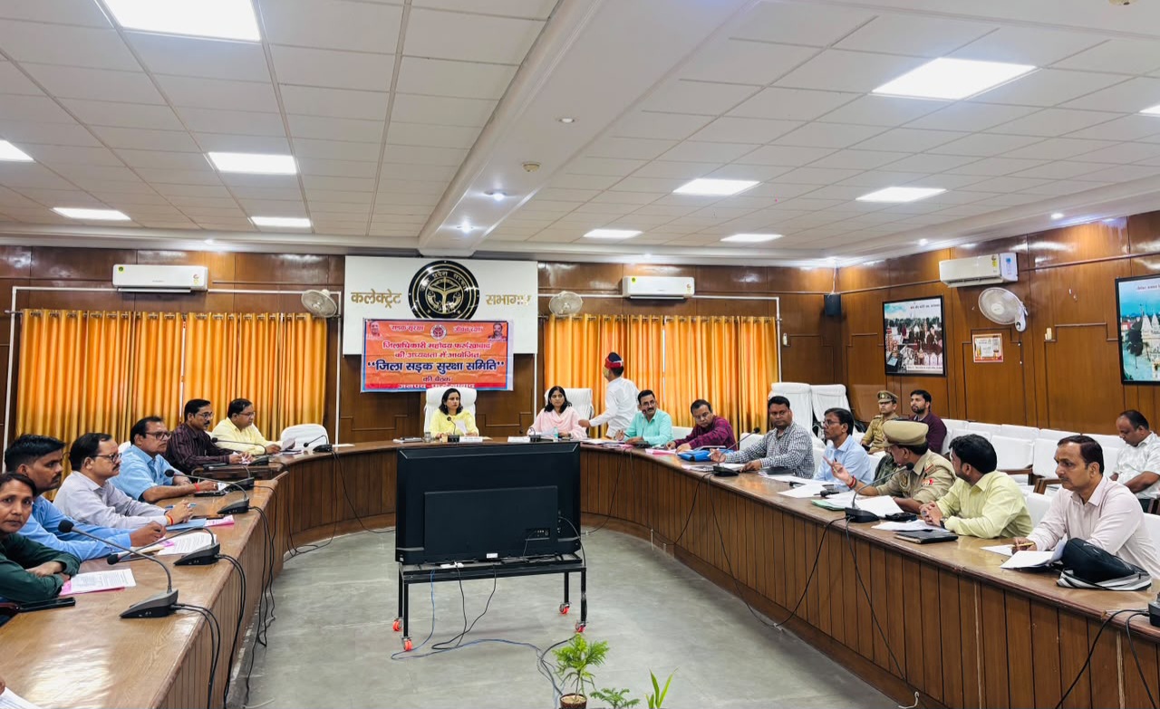 फर्रुखाबाद:जिला सड़क सुरक्षा समिति की बैठक में सड़क दुर्घटनाओं की रोकथाम पर जोर, जुलाई में हादसों में 18.18 प्रतिशत की कमी