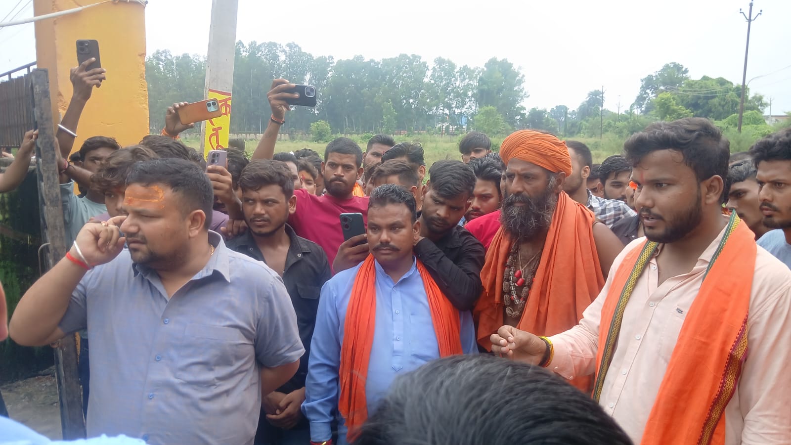 बरेली:आंवला गौशाला में संतों, पदाधिकारियों से अभद्रता, अव्यवस्थाओं का विरोध करने पर कर्मचारियों ने दी जान से मारने की धमकी।