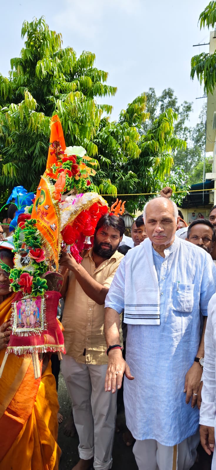 बरेली/आंवला के गौरी शंकर मंदिर में कैबिनेट मंत्री धर्मपाल सिंह ने 120 शिवभक्तों संग किया जलाभिषेक, हरिद्वार से लाए जल से अभिषेक।