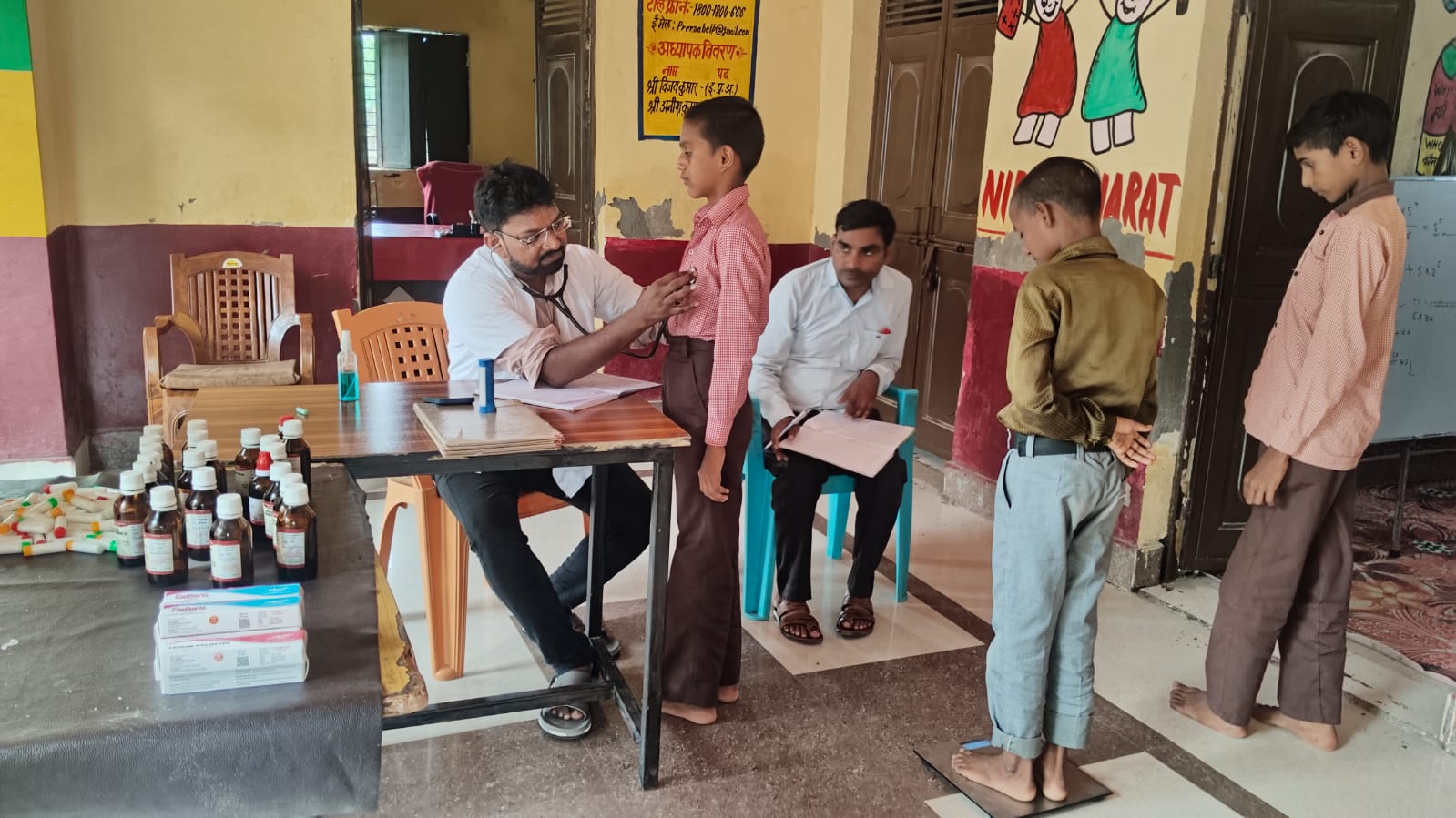 फर्रुखाबाद:राजेपुर के राजकीय उच्च प्राथमिक विद्यालय में लगा निःशुल्क होम्योपैथिक चिकित्सा शिविर, 59 छात्रों का स्वास्थ्य परीक्षण