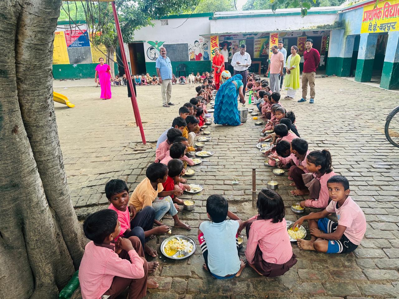 फर्रुखाबाद:पिथूपुर महदिया के प्राथमिक विद्यालय और आंगनबाड़ी केंद्र का निरीक्षण, व्यवस्थाओं में सुधार के दिए निर्देश