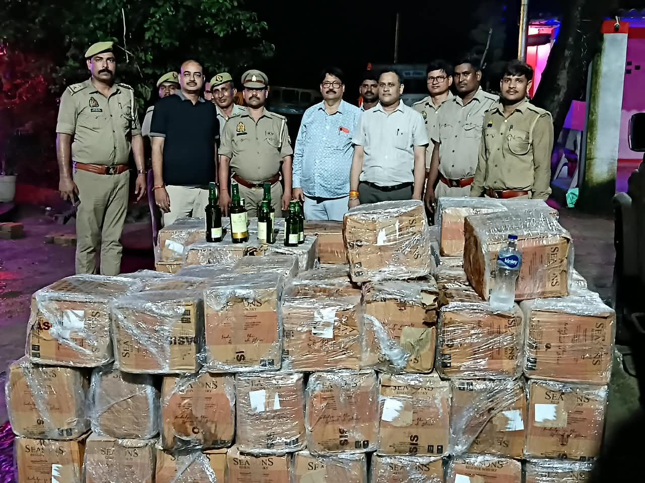 प्रयागराज दिनांक-25.08.2026 जोन गंगानगर कमिश्नरेट प्रयागराज ,थाना थरवई पुलिस टीम द्वारा 981 लीटर (कुल 109 पेटी) अवैध शराब व घटना में प्रयुक्त 01 पिकअप वाहन बरामद
