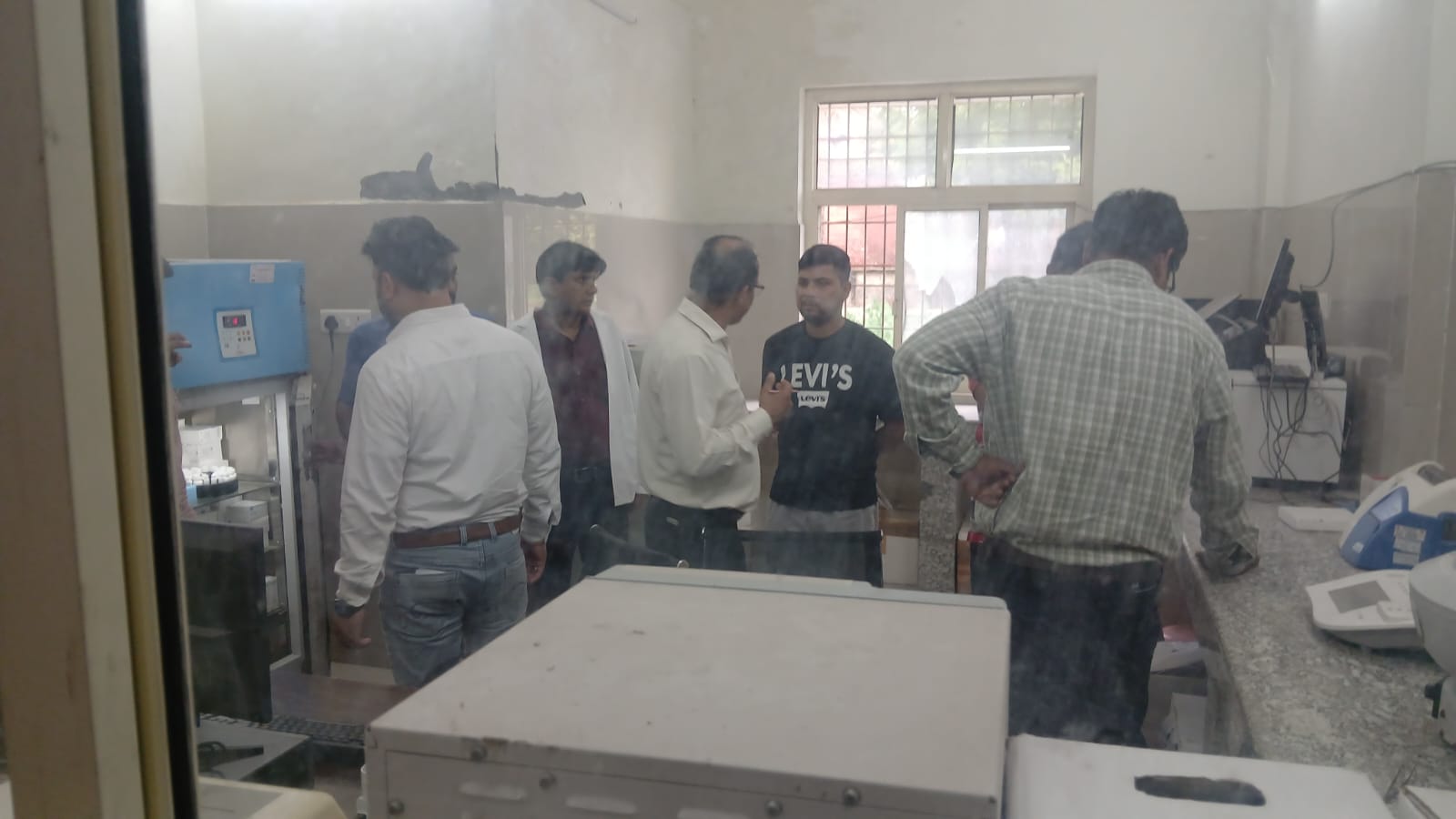बरेली/आंवला के सामुदायिक स्वास्थ्य केंद्र पर नोडल प्रभारी ने किया निरीक्षण, कमियां मिलने पर दिखाई नाराजगी।