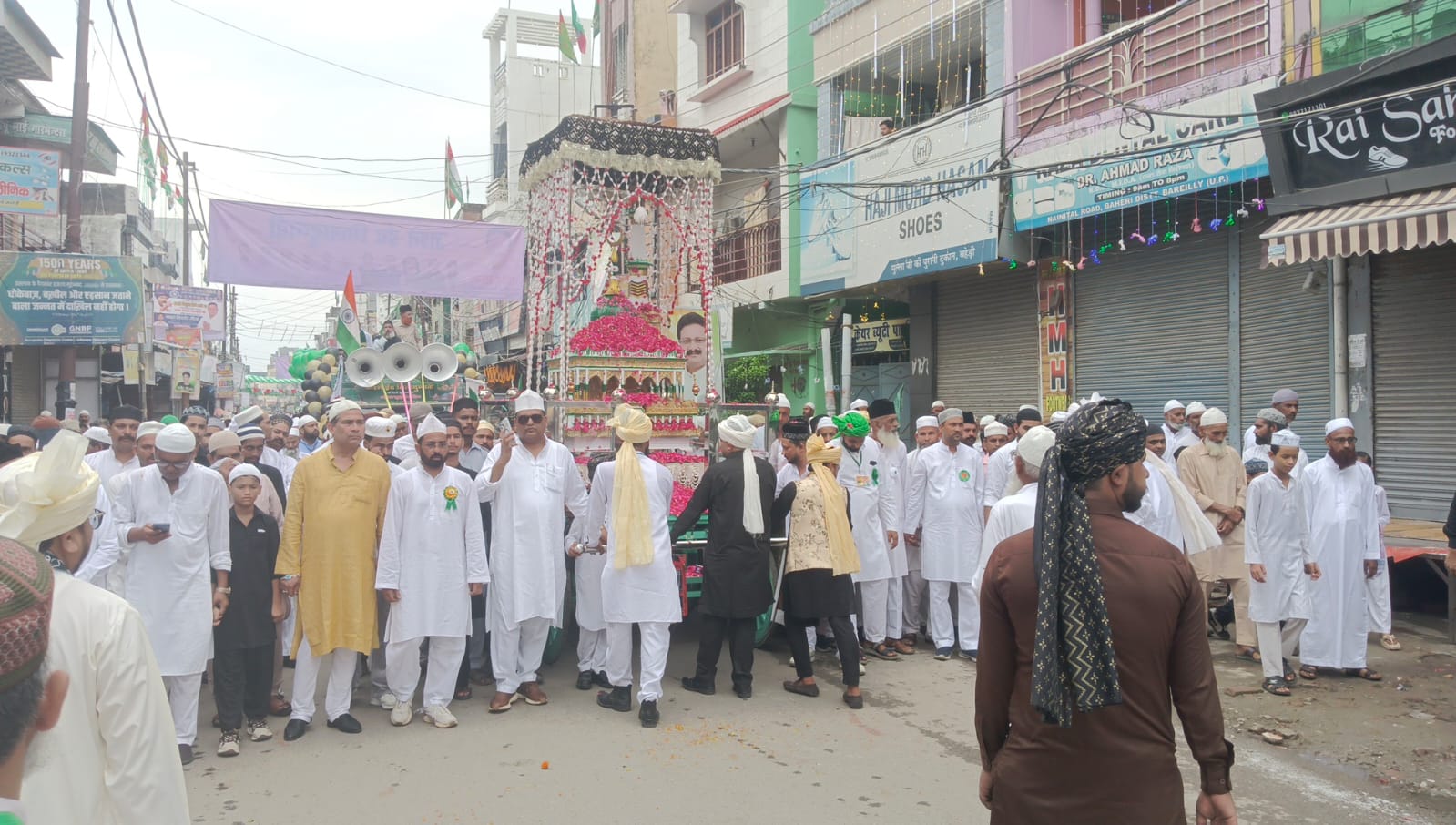 बरेली/ईद मिलादुन्नबी पर बहेड़ी में गूंजा जुलूस-ए-मोहम्मदी का पैगामनारों से गूंजा नगर, मस्जिदों में सजीं महफिलें; सुरक्षा व्यवस्था को लेकर तैनात रहा भारी पुलिस बल।