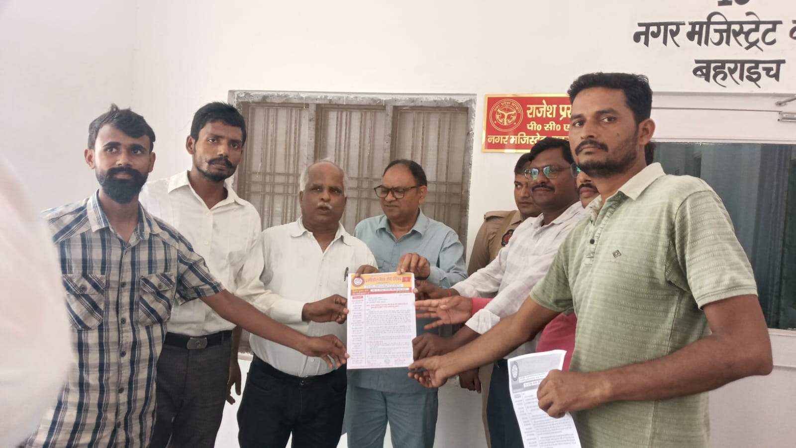बहराइच:राम लगन मौर्य हत्याकांड, न्याय की मांग को लेकर प्रगतिशील विश्व मौर्य परिषद ने सौंपा ज्ञापन
