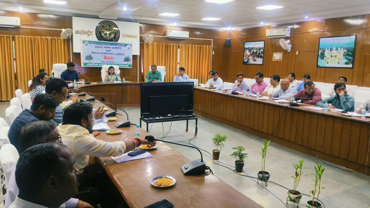 फर्रुखाबाद : वृक्षारोपण एवं गंगा नदी में जल प्रदूषण की स्थिति की जिलाधिकारी ने की समीक्षा