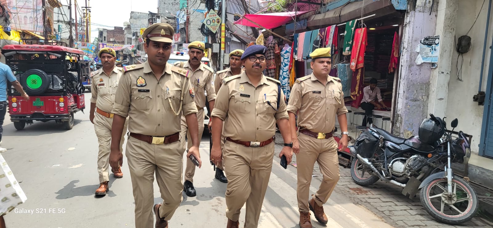 फर्रुखाबाद:रक्षाबंधन पर्व को लेकर पुलिस अलर्ट, अपर पुलिस अधीक्षक ने किया पैदल गश्त कर सुरक्षा व्यवस्था का जायजा