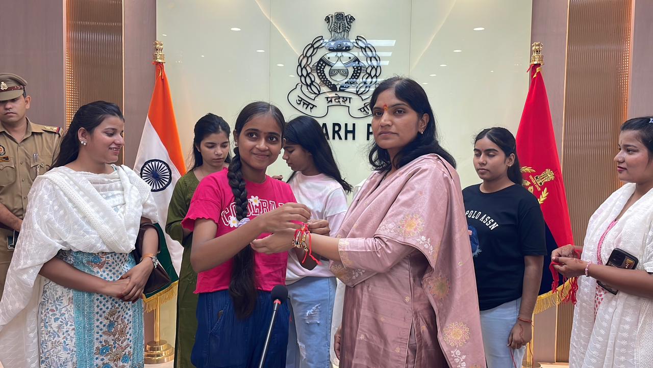 फर्रुखाबाद:रक्षाबंधन पर खाकी के साथ सुरक्षा का संकल्प, छात्राओं ने पुलिस अधिकारियों की कलाई पर बांधा रक्षासूत्र