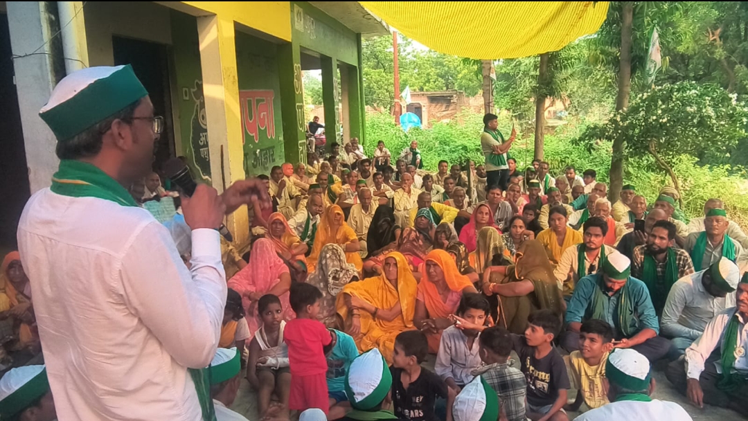 फर्रुखाबाद: बराकेशव में किसानों का धरना छठे दिन भी जारी, जनप्रतिनिधियों के बहिष्कार की चेतावनी