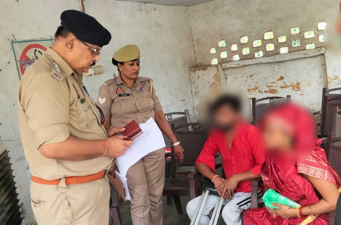 फर्रुखाबाद:दिव्यांग दंपति की समस्या सुनने कार्यालय से बाहर पहुंचे सीओ अमृतपुर, शीघ्र निस्तारण के दिए निर्देश
