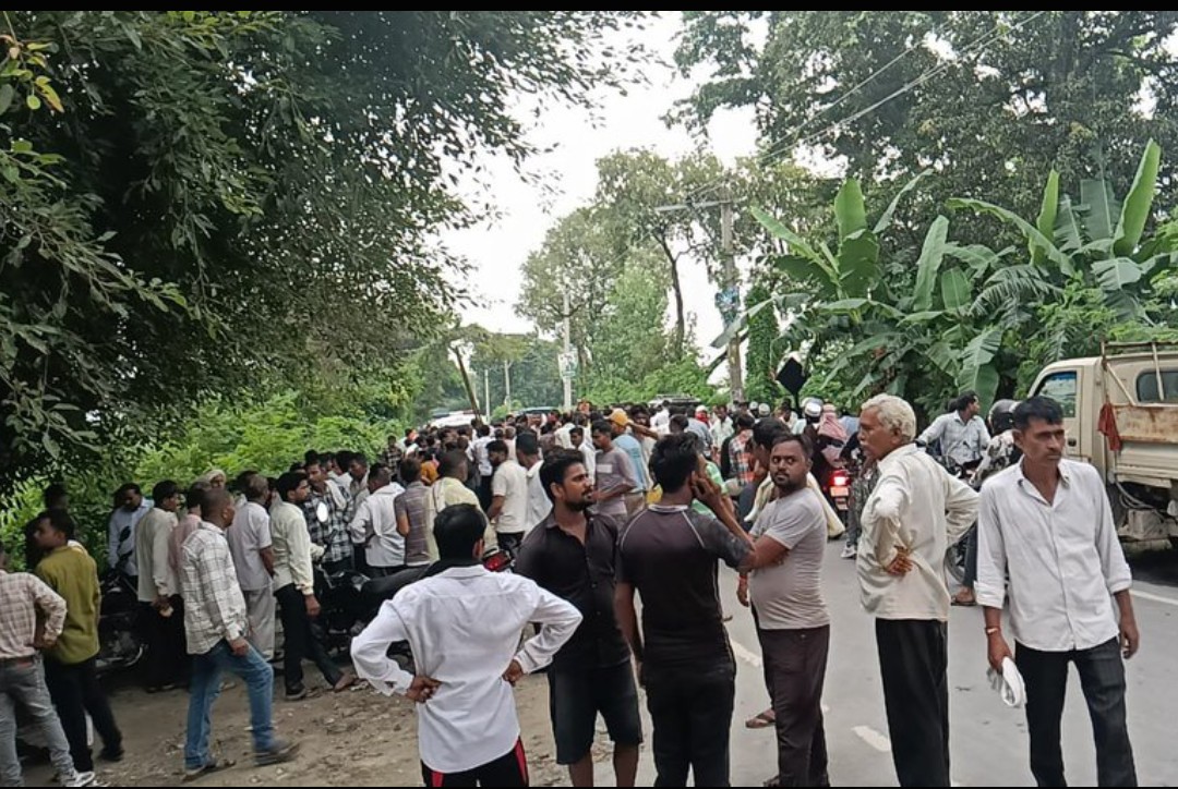 बरेली:इलाज के दौरान घायल युवक की मौत, शव रखकर ग्रामीणों ने लगाया आत्मह्त्या का आरोप लगाकर करीब एक घंटे तक किया हंगामा, सीओ समेत चार थानों की पुलिस ने संभाला मोर्चा।