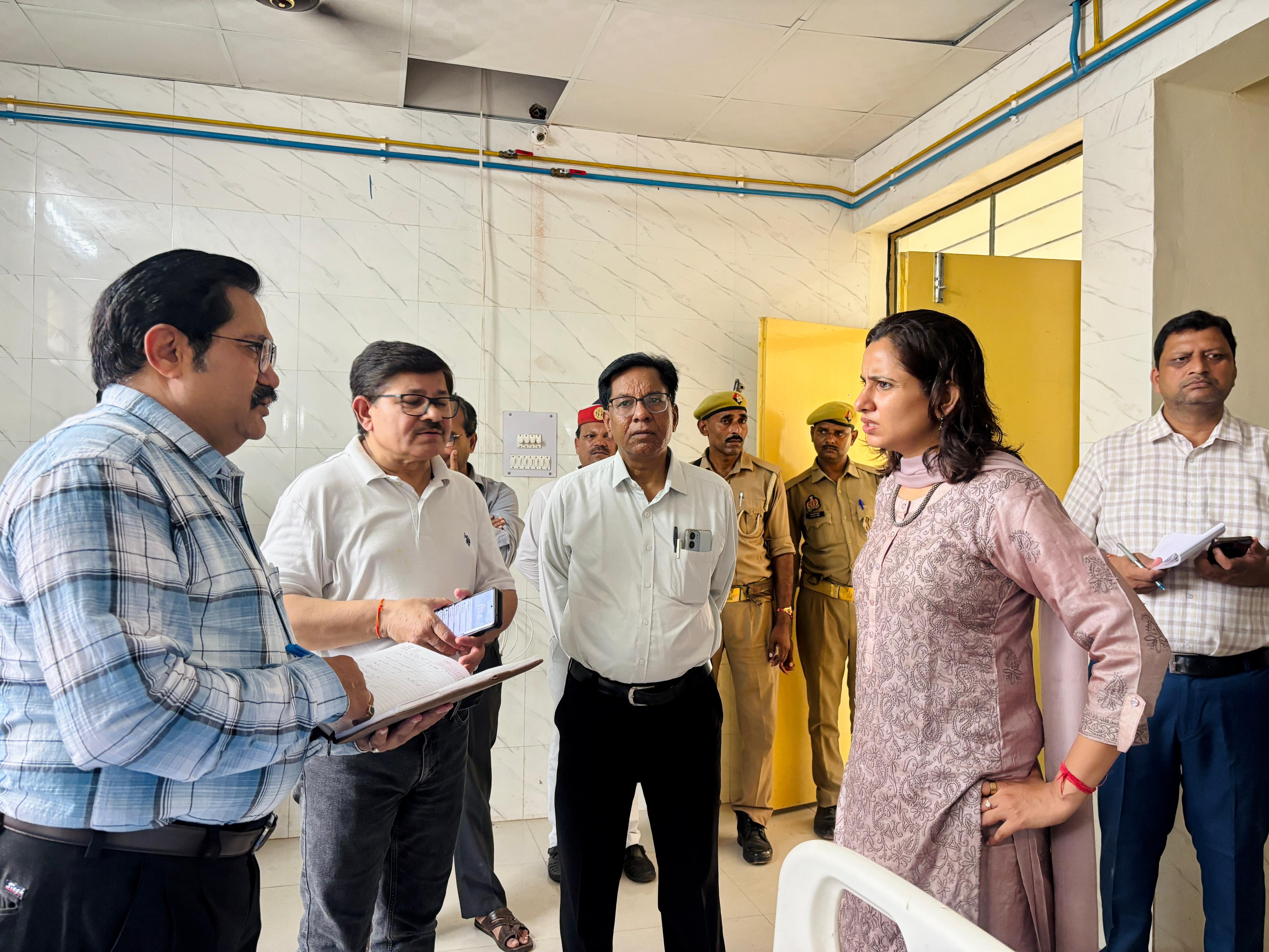 फर्रुखाबाद:जिला महिला चिकित्सालय में डीएम का औचक निरीक्षण, स्वास्थ्य सेवाओं में सुधार के दिए निर्देश