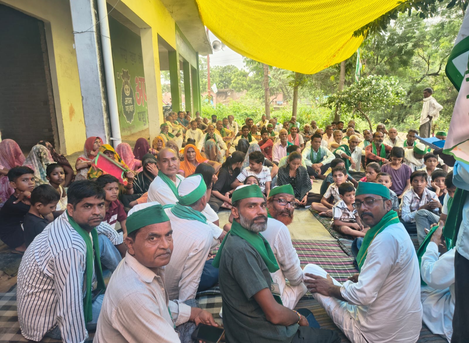 फर्रुखाबाद:बराकेशव में चकबंदी प्रक्रिया और मुकदमों के विरोध में अनिश्चितकालीन धरना सातवें दिन भी जारी, एक सितंबर से ब्लॉक स्तर पर ट्रैक्टर मार्च का ऐलान