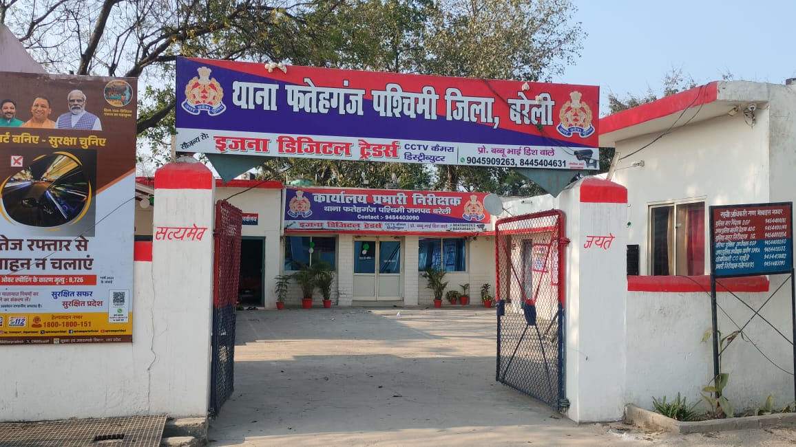 बरेली:दिल्ली हाइवे पर अज्ञात वाहन की टक्कर से अनियंत्रित बाइक डिवाइडर से टकराई,भाई की मौत,वहन गंभीर घायल।