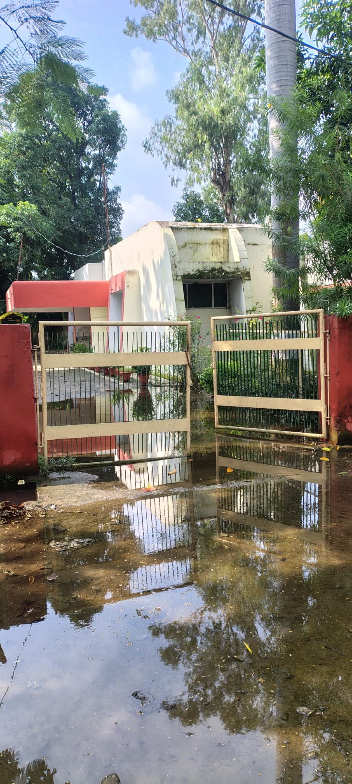 बरेली: एक माह से जलभराव में डूबा पीडब्ल्यूडी गेस्ट हाउस, निकासी की नहीं व्यवस्था।