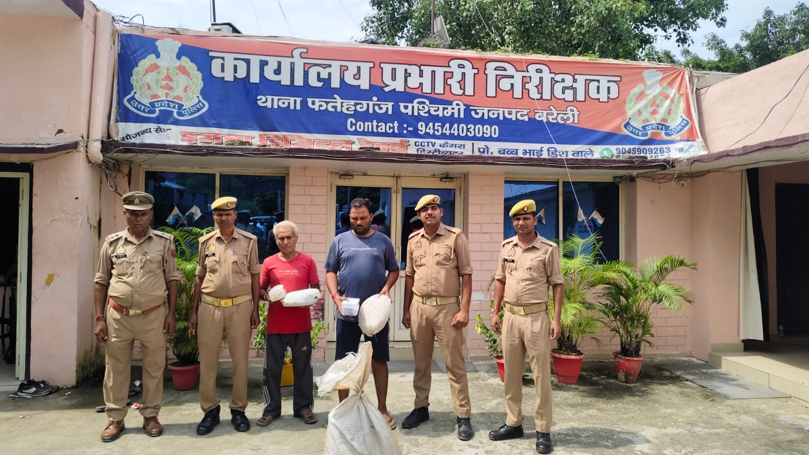 बरेली/धनेंटा फाटक पर खोखे से 3.516 किलो गांजा और 45 पव्वे शराब बरामद, दो गिरफ्तार।
