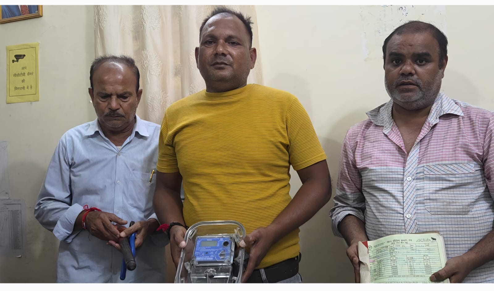 बरेली:आंवला में फर्जी विद्युत अधिकारी बनकर अवैध वसूली, 3 गिरफ्तार, एक साथी फरार, सरकारी सामग्री भी बरामद।