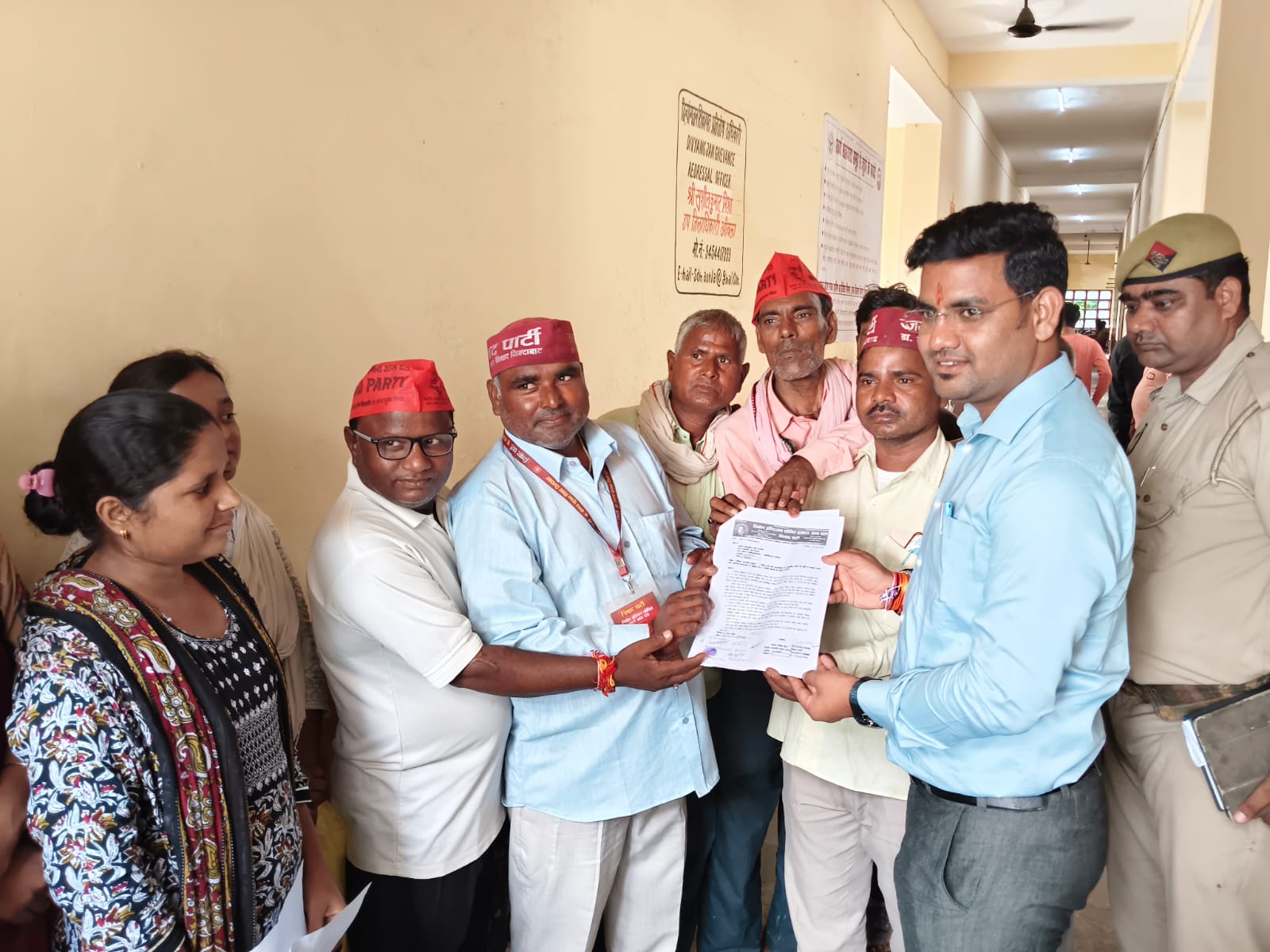 बरेली:आंवला में प्रदर्शन कर निषाद उपजातियों को अनुसूचित जाति में शामिल करने की मांग, मुख्यमंत्री के नाम एसडीएम को सौंपा ज्ञापन।