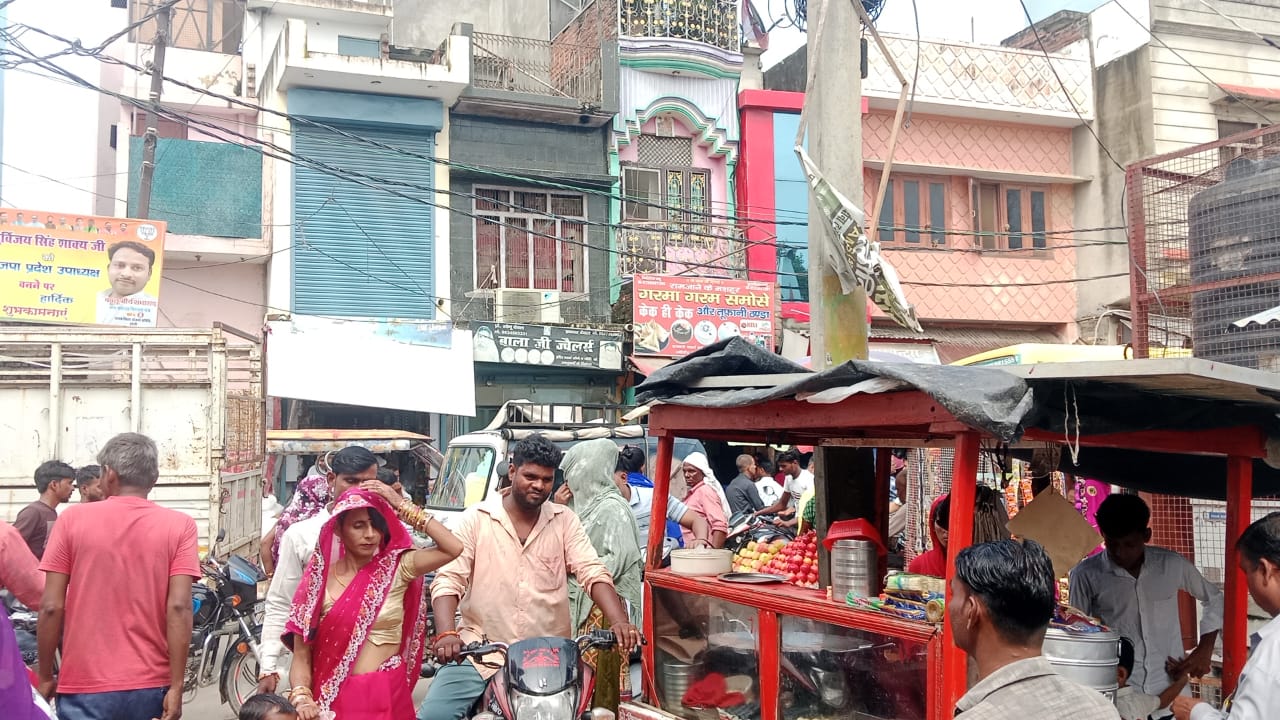 बरेली:बिशारतगंज में जाम से राहगीर बेहाल, स्टेशन पुलिया पर लगा भीषण जाम।