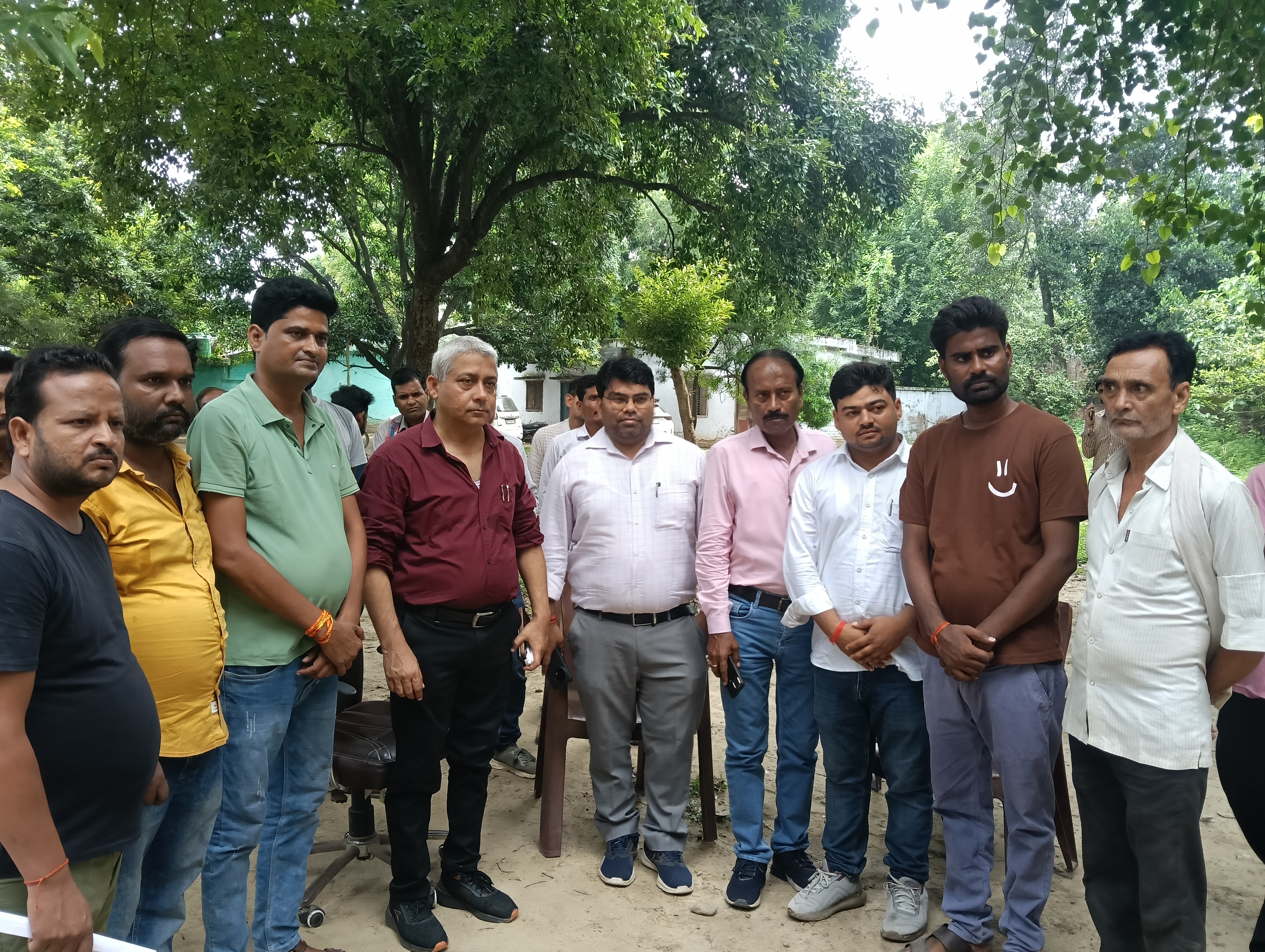 सीतापुर:मछरेहटा की जर्जर विद्युत लाइन पर ग्रामीणों का फूटा गुस्सा, अधीक्षण अभियंता ने दिए तत्काल सुधार के निर्देश, अधिकारियों को दी चेतावनी