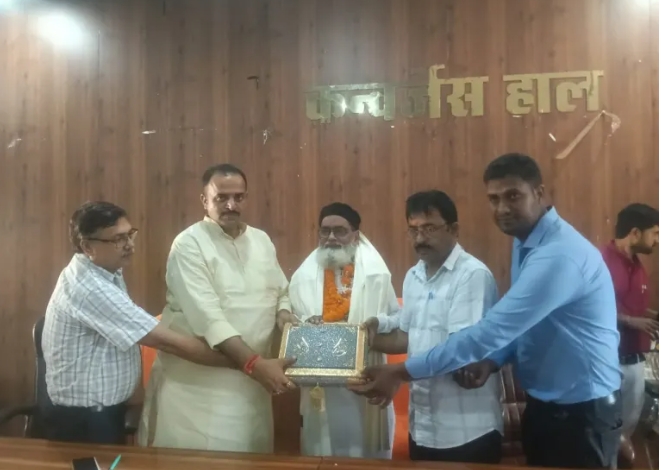 आजमगढ़:खंड विकास कार्यालय अजमतगढ़ में सहायक बाबू को नम आंखों से दी गई विदाई, अंगवस्त्र, प्रतीक चिन्ह व पवित्र कुरान भेंट कर किया सम्मानित
