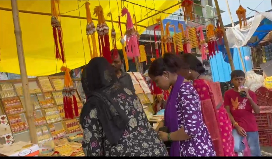 अलीगंज : राखियों और मिठाइयों से सजा बाजार, त्योहार को लेकर बाजार में मेले जैसा माहौल