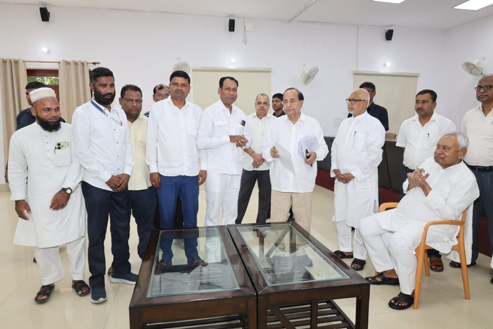 पटना:शिक्षा सेवक संघ के प्रतिनिधि ने पूर्व मुख्यमंत्री से मिलकर समस्या के समाधान के लिए आग्रह किया।