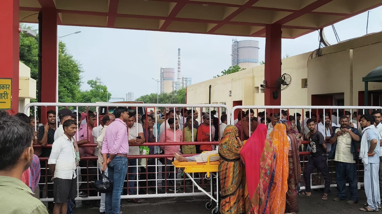 बरेली/आंवला के इफको ठेका कर्मचारी की ड्यूटी के दौरान मौत, परिजनों ने शव रखकर किया प्रदर्शन, मुआवजे और नौकरी की मांग।