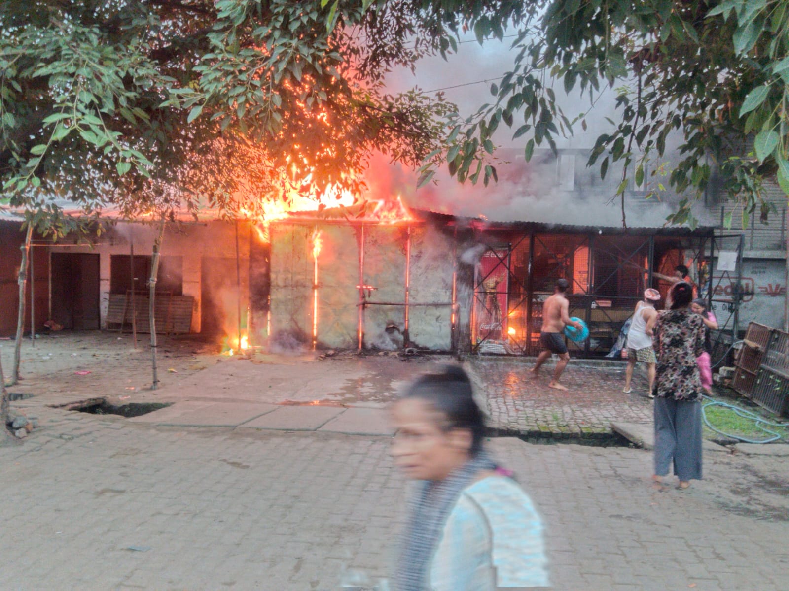 भिटौरा पुलिया के पास हार्डवेयर और परचूनी की दुकान में लगी भीषण आग, लाखों का सामान जलकर हुआ खाक