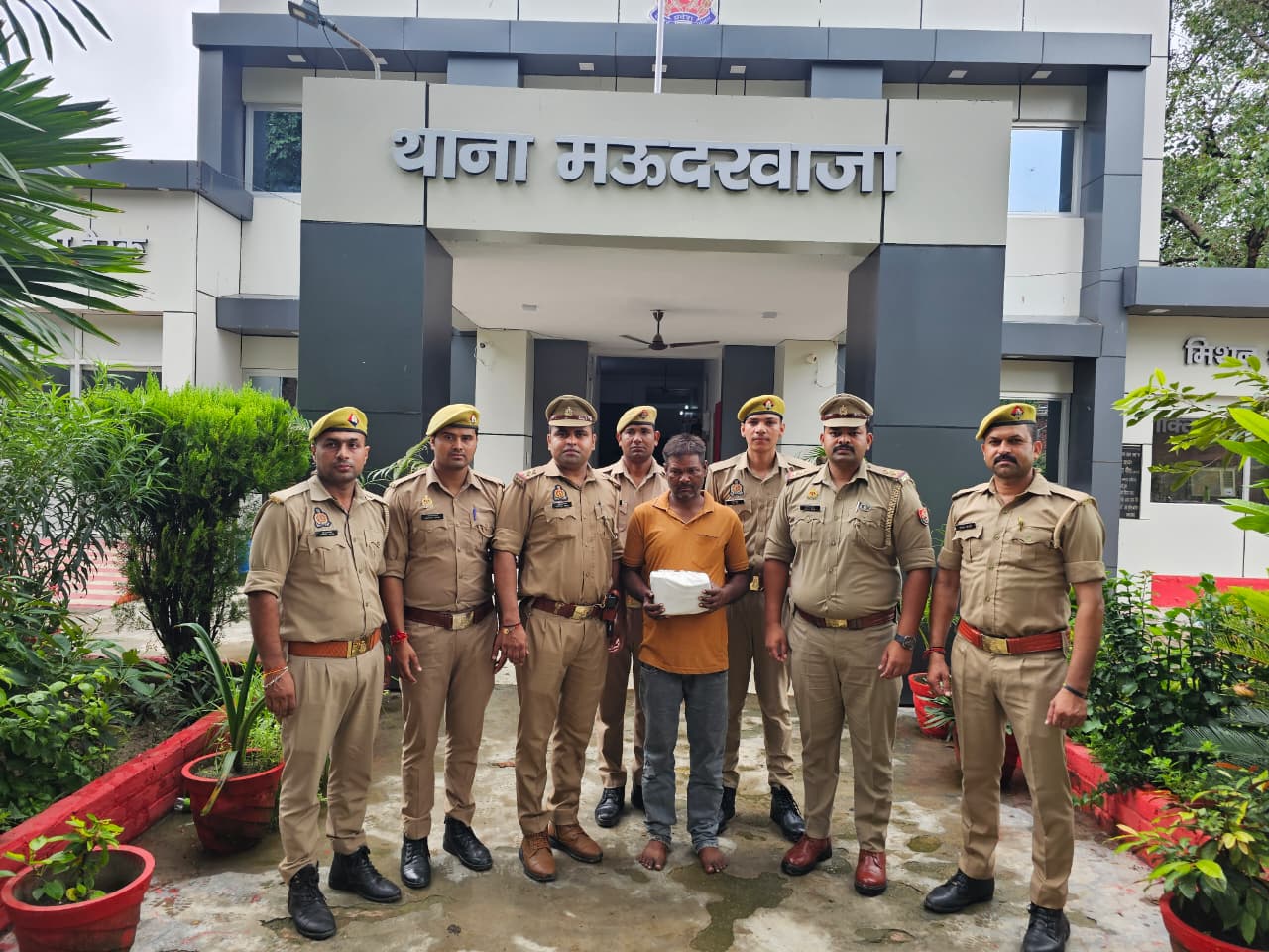 फर्रुखाबाद:जमीन के विवाद में पिता की हत्या का आरोपी बेटा गिरफ्तार, हत्या में प्रयुक्त कड़ा और ईंटें बरामद
