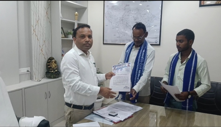 आजाद समाज पार्टी काशीराम के विधानसभा अध्यक्ष मिश्रिख श्याम लाल भारती के नेतृत्व में उप जिला अधिकारी को सौंपा ज्ञापन सड़क और जलभराव की समस्या से परेशान ग्रामीण,*