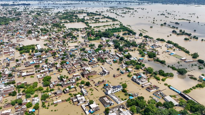 प्रयागराज, जिलाधिकारी ने बाढ़ के दृष्टिगत बक्शी बांध एसटीपी एवं नागवासुकी रोड पहुंचकर बाढ़ की स्थिति का लिया जायजा