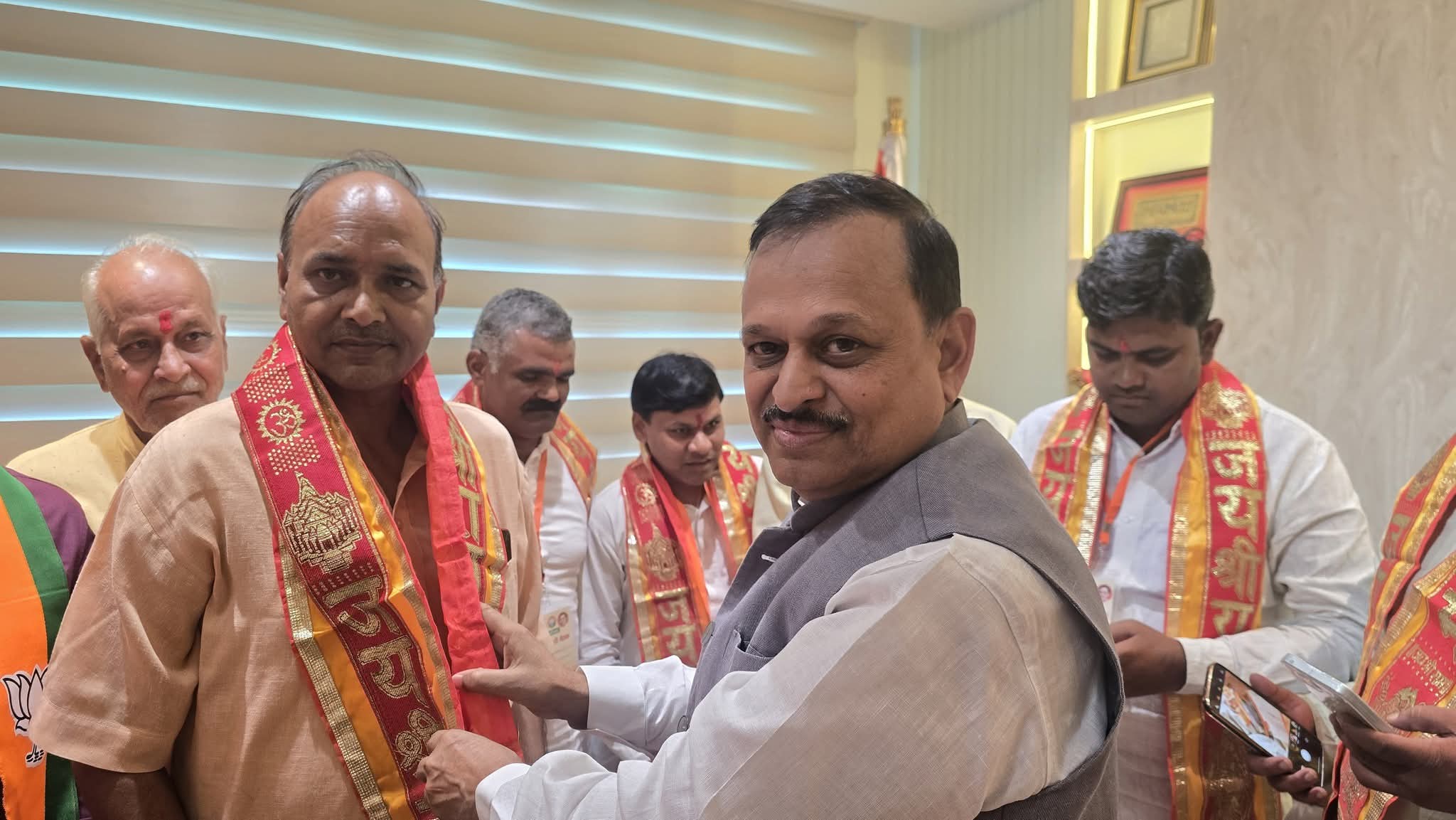 फर्रुखाबाद:कानपुर बैठक के बाद भाजपा नगर मंत्री संजीव राठौर का सांसद रमेश अवस्थी ने किया सम्मान