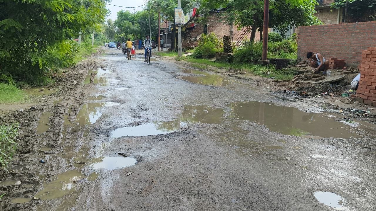 फर्रुखाबाद : मुरहास रोड की बदहाली बनी राहगीरों की मुसीबत, गड्ढों और जलभराव से निकलना मुश्किल