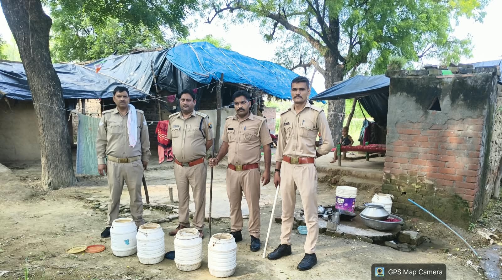 फर्रुखाबाद: नरसिंहपुर में आबकारी विभाग की दबिश, 8 लीटर अवैध कच्ची शराब व 360 किलो लहन बरामद स्लग