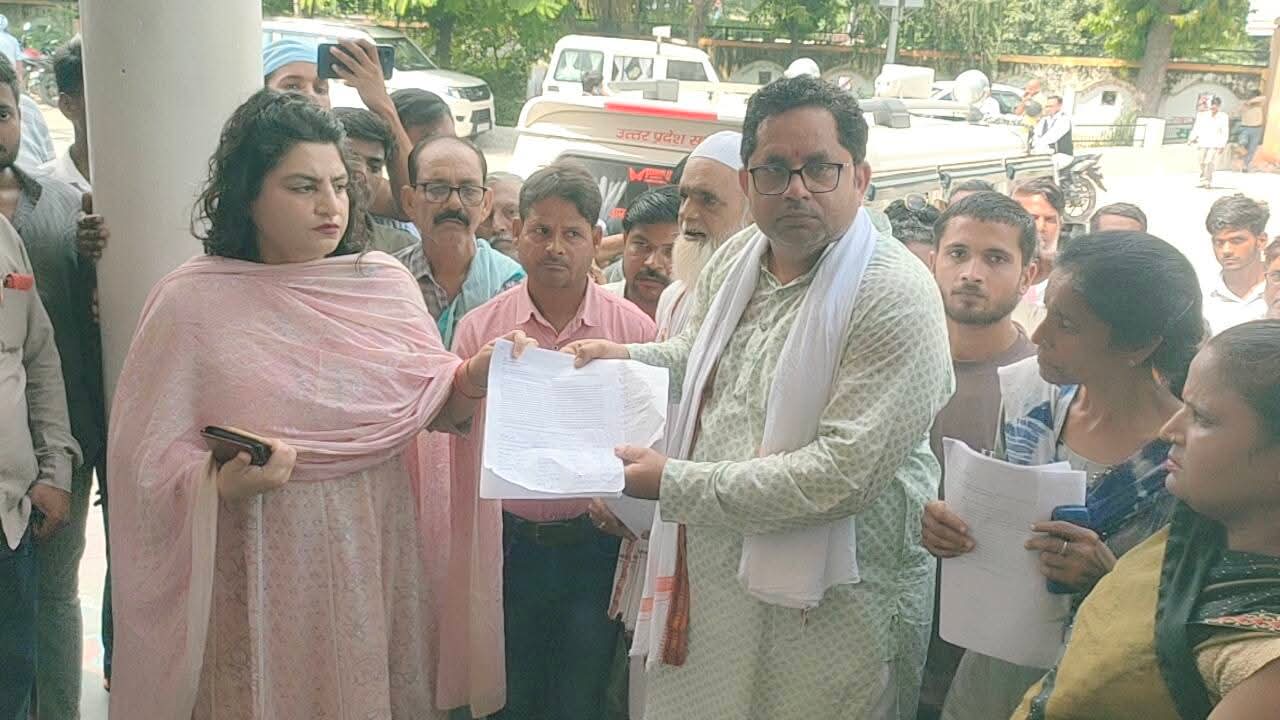 मोहम्मदाबाद नगर पंचायत में विकास कार्यों और सरकारी धन के व्यय की निष्पक्ष जांच की मांग, डीएम को सौंपा ज्ञापन