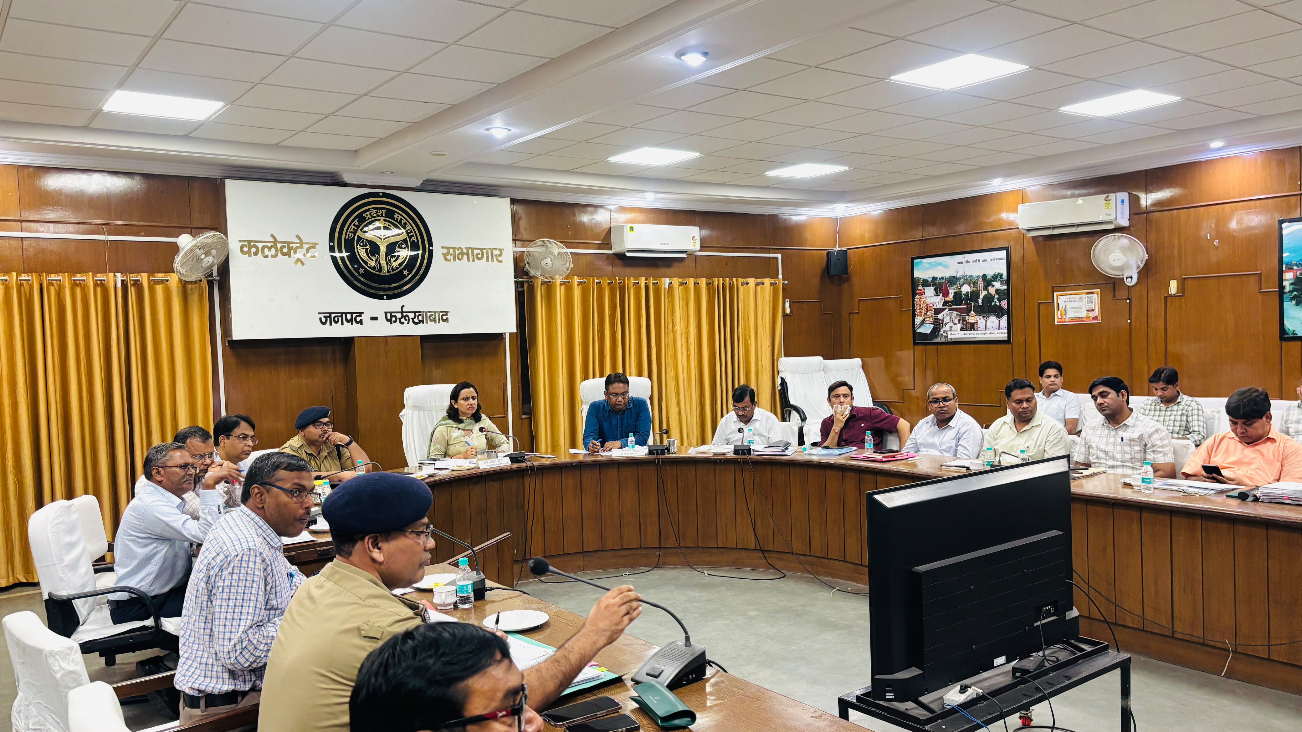 फर्रुखाबाद: निर्माण कार्यों में लापरवाही पर सख्त डीएम, खराब प्रगति वाली संस्थाओं पर कार्रवाई के निर्देश