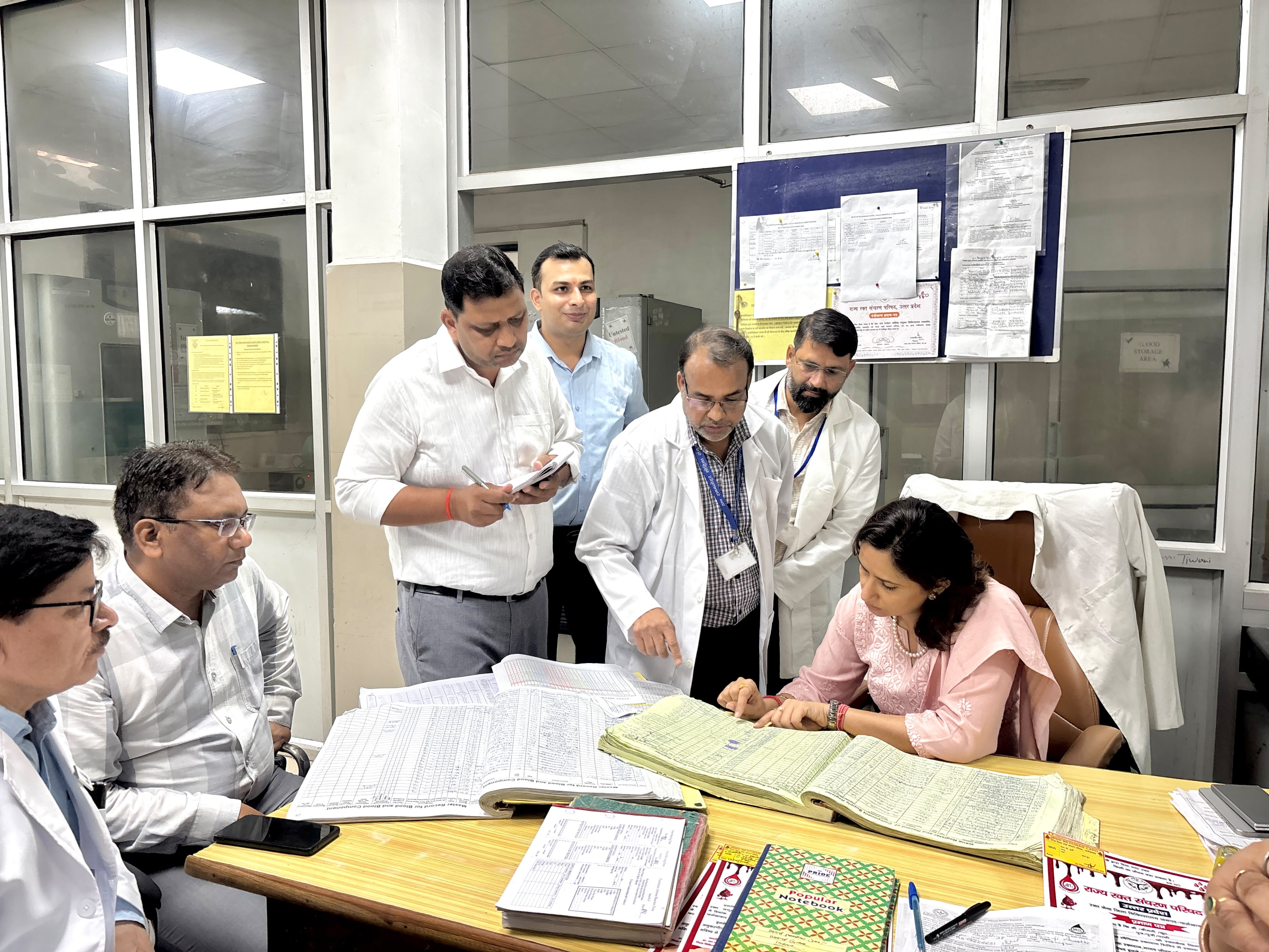 फर्रुखाबाद:डीएम डॉ.अंकुर लाठर ने लोहिया अस्पताल का किया गहन निरीक्षण, मरीजों से लेकर ब्लड बैंक तक परखी व्यवस्थाएं
