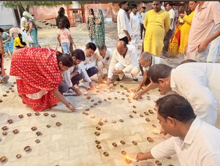 लखीमपुर खीरी : पीएम के जन्मदिन पर "आशीर्वाद का दीया कार्यक्रम" के तहत गोला चेयरमैन ने प्रज्वलित किए 1100 दीये