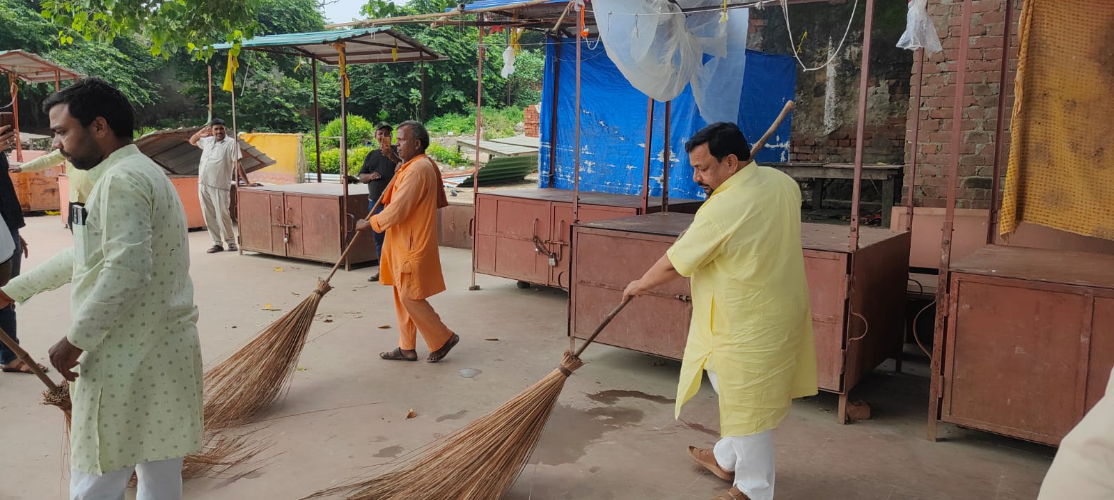 फर्रुखाबाद: सेवा संकल्प अभियान के तहत पंचाल घाट पर चला स्वच्छता अभियान, याकूतगंज गोशाला का किया निरीक्षण